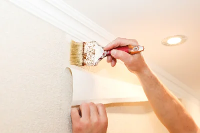 Pose de papier peint à Champagne-Mouton — revêtements muraux et toiles de verre